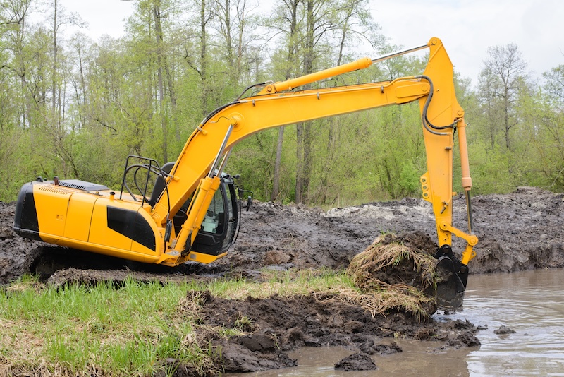 Excavator picks up big amount of soil for construction irrigation system canal in countryside for watering SSUCv3H4sIAAAAAAAEAJ2RTW7DIBCF95V6B4u1LZk4cuJcJepigEmMQiAC3CqKfPeCCdWsu2O+x/y8mdfnR9MwAUFLdmpeOUqxNmYJ0UPUzibct2/u0Sr0lKDS0XkNhkIBUc4W7pigXYzJeN1EFiLEJWDIzd5IQsRrqlHgX4ky0bnETRU2MWUkibGWsLCIjVW0tv/OLI+v6gauaOVzG5gY8WgQipFz+cpuPxH9nVqDRWlHXH07CSZ/GEilh9dS2ytJc3HetlzTpFts9E86OTPOPUCYvOJLqomVzxBC+q4qJ41kuqm7kz7Wxc3AuypT6RI55MOu5+Nx4vzQj+Nh6kdWr+fkTStqsRx01knyT8J1noDtBiFHlKKbjtOl24tedkfB9x1MqDjvxwF3mBa//gIKOBR+hwIAAA==