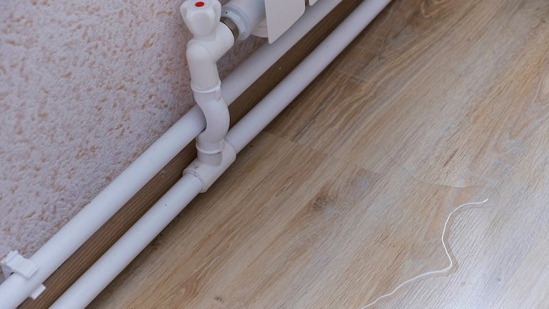 water leak through the heating radiator tube nut. water leaking from the valve.