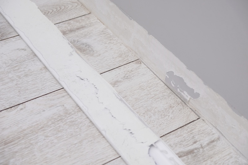 Repair of floor coverings, deformation of laminate due to lack of technological clearance, dismantling of baseboards